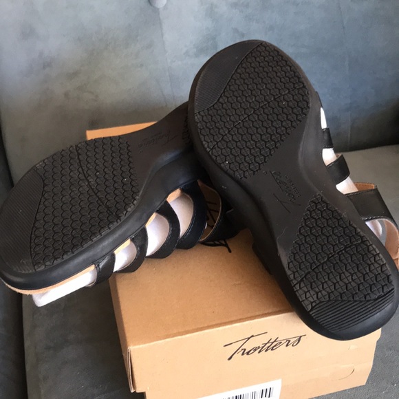 Trotters Black Tiki Adjustable Strap Sandals, Size 8W, Soft velvet, memory foam - Picture 7 of 7